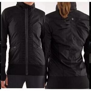 Lululemon‎ Women's Back On Track Activewear Running Jacket in Black - size 4